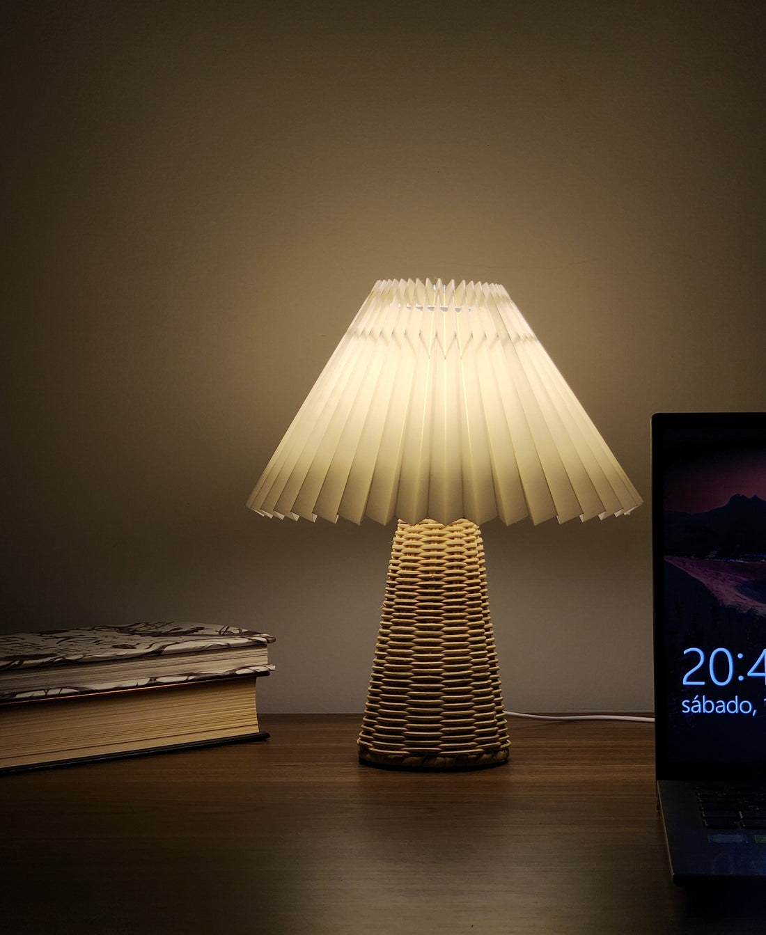 Luminária Plissada com Base em Rattan: Sofisticação e Aconchego para seu Espaço
