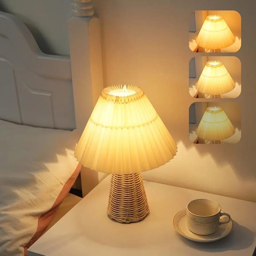 Luminária Plissada com Base de Rattan