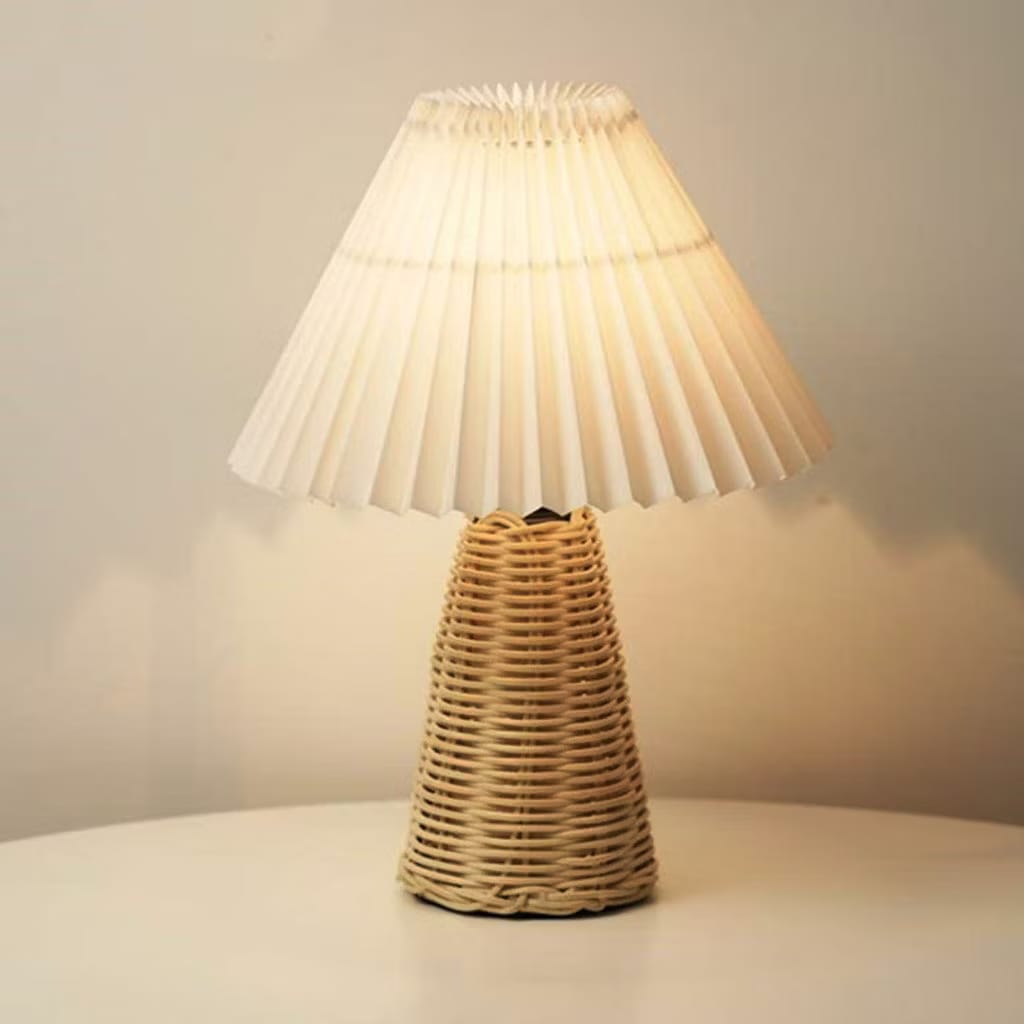 Luminária Plissada com Base de Rattan