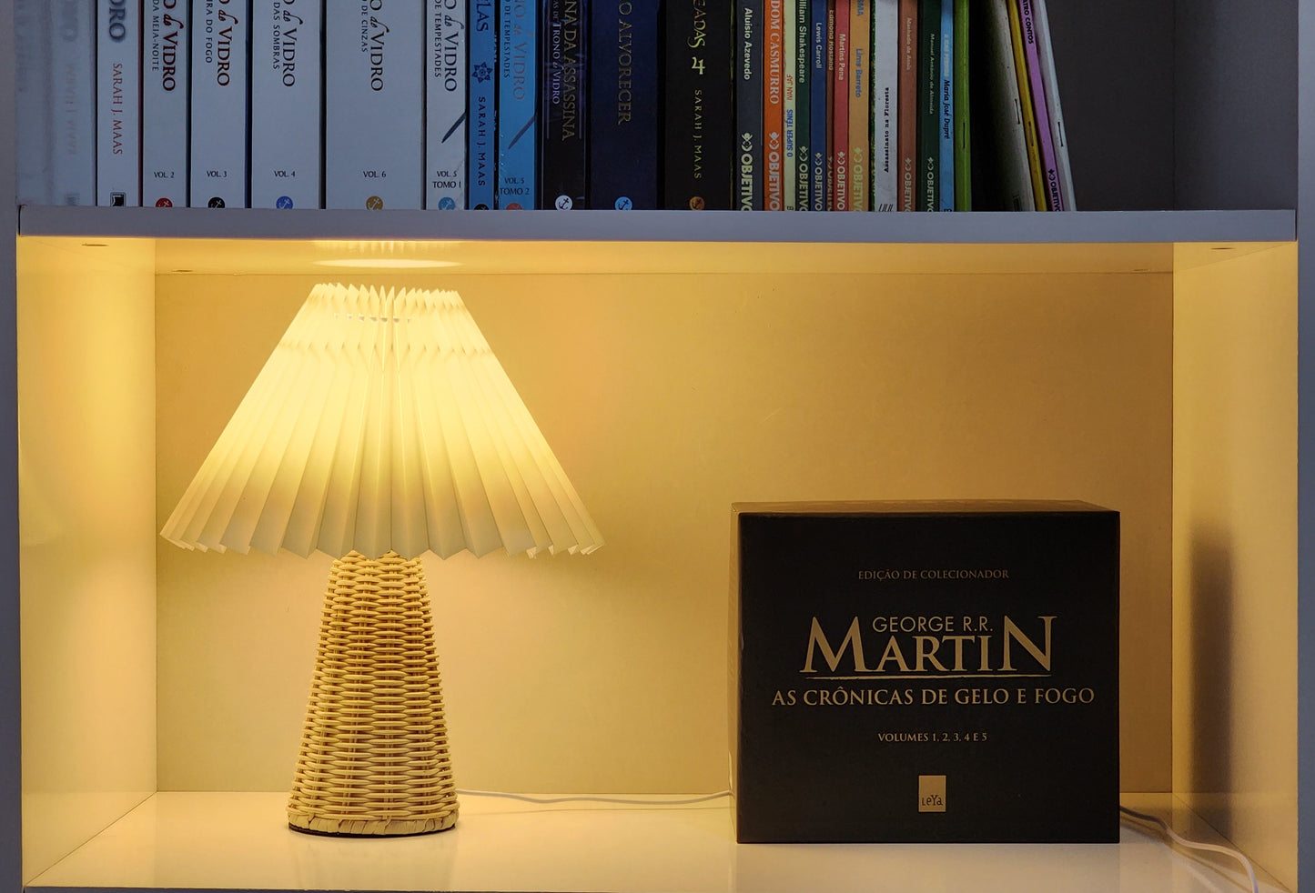 Luminária Plissada com Base de Rattan